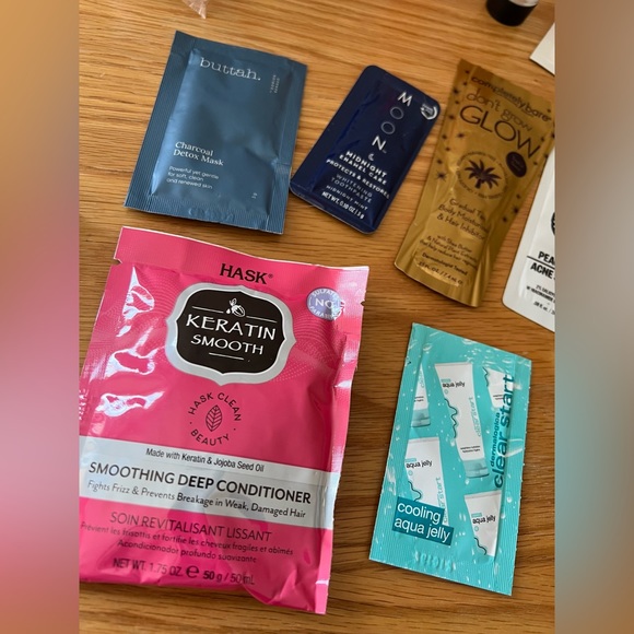 NWOT 29 Piece Beauty Bundle Fragrance Skincare Makeup Hair Sunscreen - Picture 10 of 11